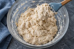 Gequollener Hafer-Skyr-Teig in einer Glasschüssel